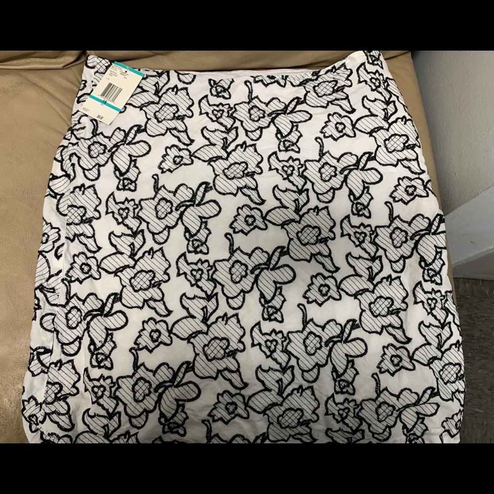 Jones Wear Mini Skirt White and Black Sz 16 NWT